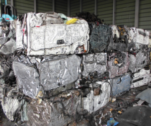 廃車から取り出したリサイクル資源の画像